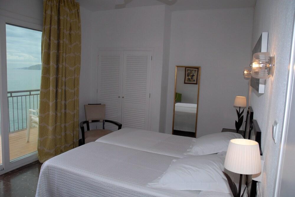 Hotel Grifeu Llanca Bagian luar foto