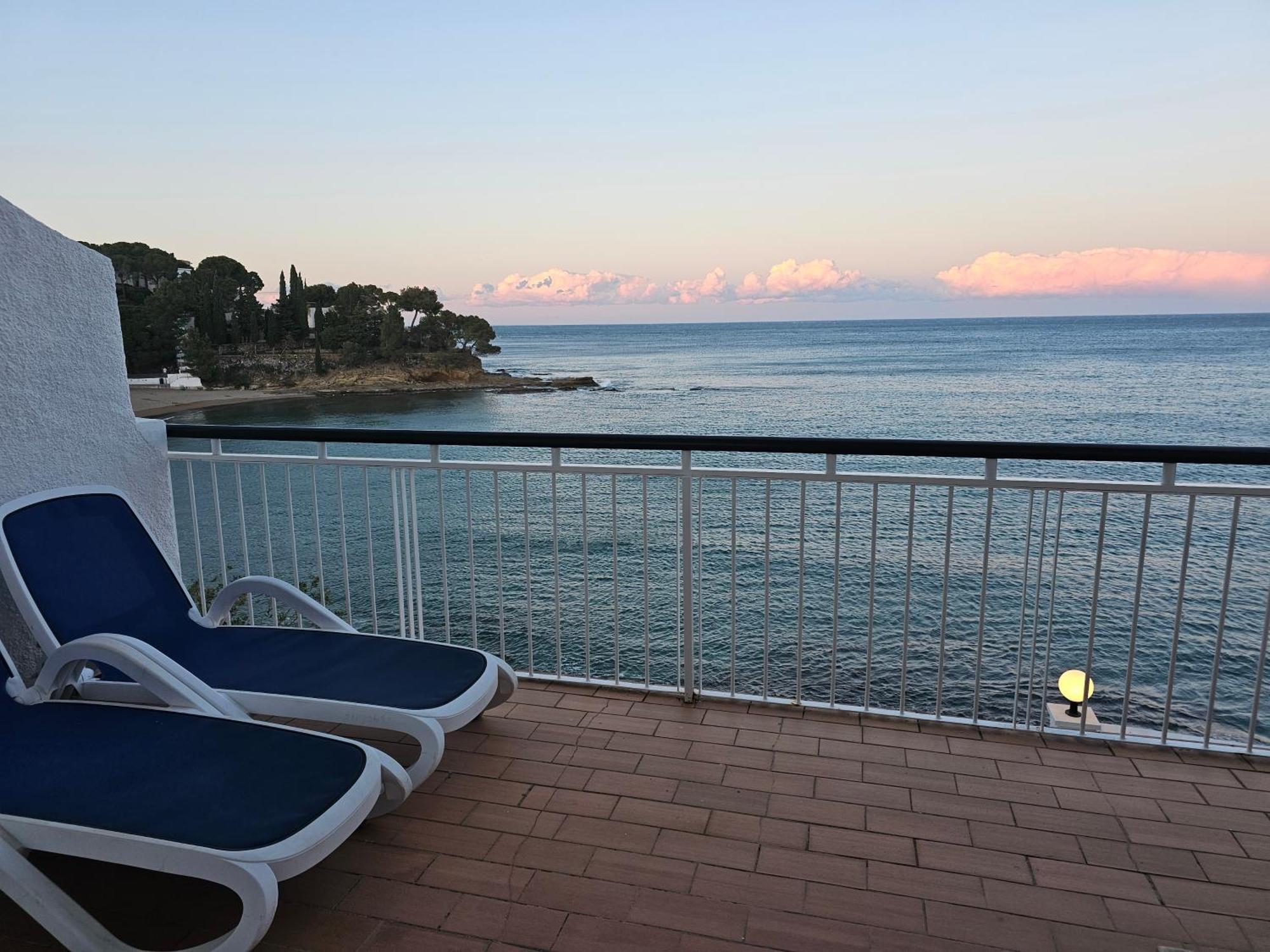 Hotel Grifeu Llanca Bagian luar foto