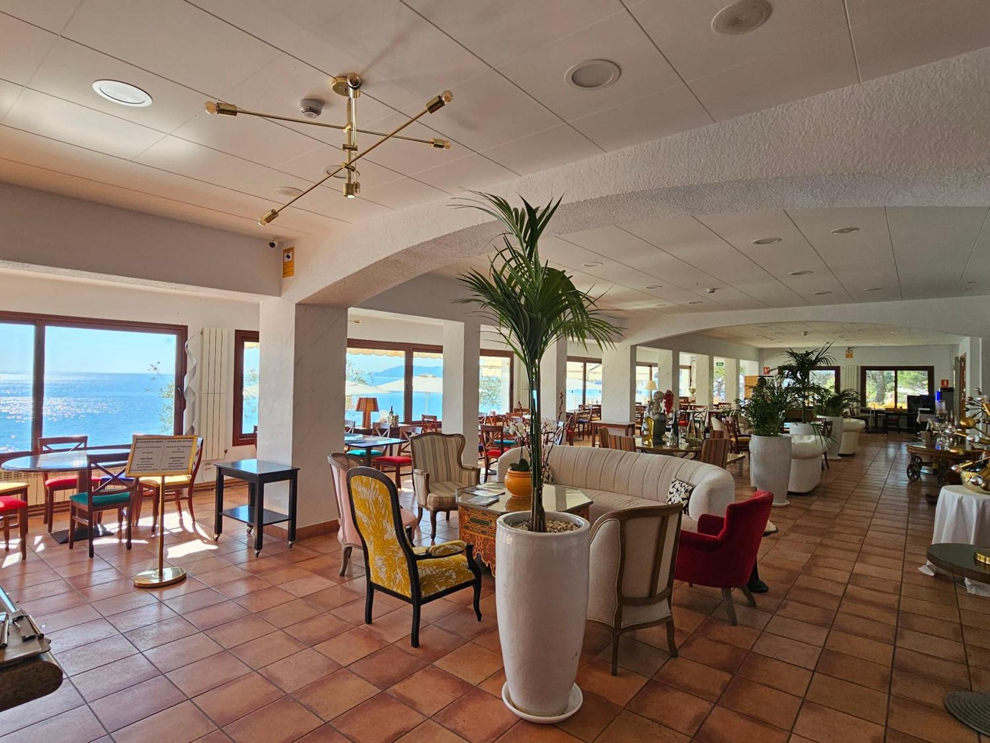 Hotel Grifeu Llanca Bagian luar foto