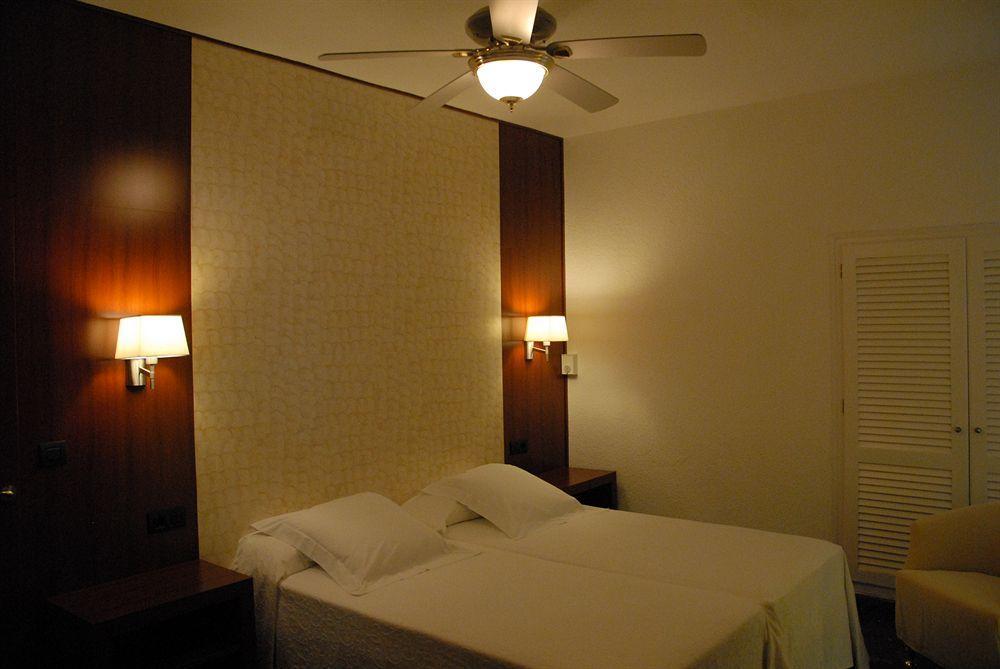 Hotel Grifeu Llanca Bagian luar foto