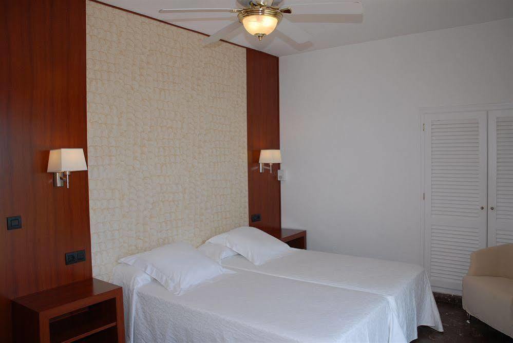 Hotel Grifeu Llanca Bagian luar foto